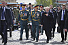 Russiske ledere i uniform og dress går sammen på brosteinen ved Den røde plass i Moskva.