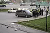 Politibiler og tjenestepersoner ved avsperret område nær fotballbaner på Økern.