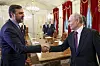 Vladimir Putin og Kazem Gharibabadi håndhilser i en stor møtesal med lang konferansebord.