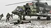 Soldater hopper ut av et kamuflert militærhelikopter under vinterøvelse i Belarus