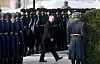 Vladimir Putin går forbi en oppstilt æresgarde under en seremoni i snødekte omgivelser.