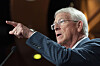 Roger Wicker taler ved en mikrofon og peker fremover under en pressekonferanse innendørs.