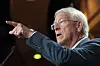 Roger Wicker taler ved en mikrofon og peker fremover under en pressekonferanse innendørs.