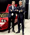 Carl August Ameln med sjefen for Lamborghini, Stephan Winkelmann, som roste Amelns 1984 modell Lamborghini Countach.