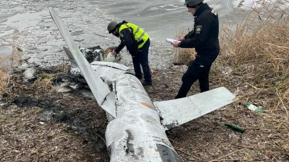 Ukrainske politibetjenter inspiserer et russisk missil som ble skutt ned i nærheten av Kyiv tidligere denne uken.