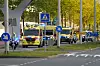 Ambulansekolonne med blålys kjører på vei nær Schiphol flyplass i Amsterdam