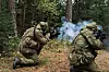 To heimevernssoldater i kamuflasje avfyrer skudd mot mål i skogen.