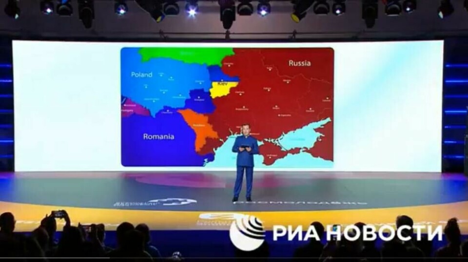 Det er ikke mye igjen av Ukraina på kartet Dmitrij Medvedev viste frem tidligere denne uka. Faksimile fra video på Twitter.