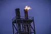 Fakkelbrenner brenner gass ved Equinors LNG-anlegg på Melkøya i skumringen.