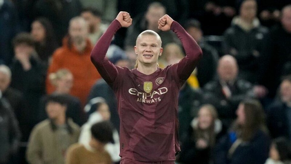 Erling Braut Haaland jubler etter å ha gitt Manchester City ledelsen i bortekampen mot Tottenham.