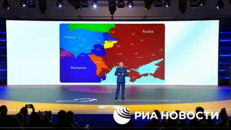 Det er ikke mye igjen av Ukraina på kartet Dmitrij Medvedev viste frem tidligere denne uka. Faksimile fra video på Twitter. Det er ikke mye igjen av Ukraina på kartet Dmitrij Medvedev viste frem tidligere denne uka. Faksimile fra video på Twitter.