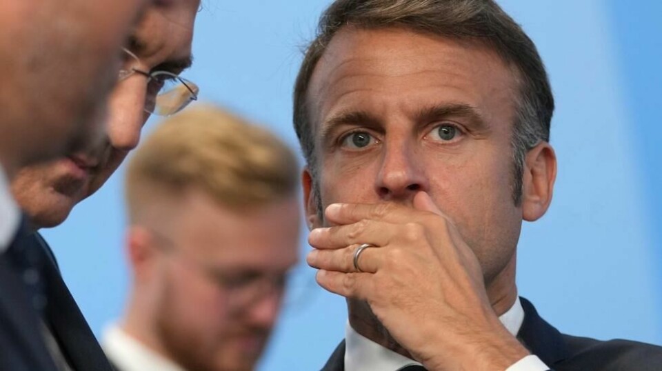 Emmanuel Macron rekker trolig ikke å svømme i Seinen før OL. Foto: Kin Cheung / AP Photo / NTB.