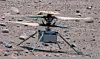 Liten NASA‑helikopterdrone med doble rotorer står på steinete marsjord