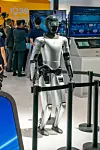 En menneskelignende robot knuste nylig verdensrekorden i halvmaraton og en rekke produsenter har slike snart klare for lansering, som BiCV.