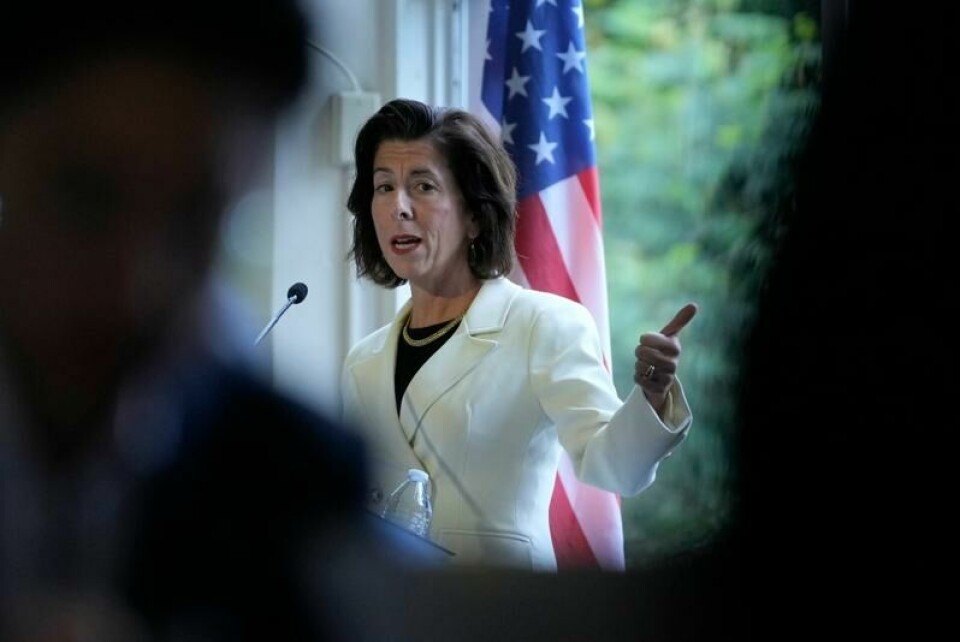 USAs handelsminister Gina Raimondo kunngjorde mandag nye eksportrestriksjoner som rammer 140 kinesiske eller kinesiskeide selskaper. Det førte til et raskt svar fra Beijing.