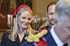 Kronprinsesse Mette-Marit og kronprins Haakon bak kong Philippe under statsbesøk i Speilsalen.