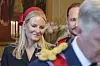 Kronprinsesse Mette-Marit og kronprins Haakon bak kong Philippe under statsbesøk i Speilsalen.