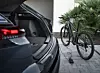 Q4 e-tron er den første Audi-modellen med V2L for å lade elsykler og gi strøm til annet og andre.