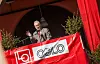 Raymond Johansen taler fra en rød LO Oslo-talerstol under 1. mai-markering på Youngstorget.