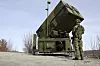 Norsk soldat ved NASAMS-luftvernsystem på grusvei på Ørlandet