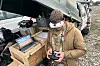 Ukrainsk dronepilot med FPV‑briller styrer drone ved feltkontrollstasjon på Gotland.