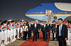 Trump og Han Zheng går på rød løper foran Air Force One, omgitt av æresvakter.