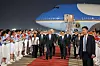 Trump og Han Zheng går på rød løper foran Air Force One, omgitt av æresvakter.