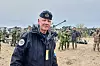 Rear Admiral Jonas Wikström foran soldater og militært utstyr under Aurora 26 på Gotland.