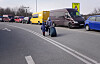Kvinne og barn fra Ukraina går med bagasje langs veikant ved grensen til Slovakia.