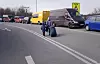 Kvinne og barn fra Ukraina går med bagasje langs veikant ved grensen til Slovakia.