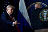 To statsledere står ved podier foran amerikansk og russisk flagg under pressekonferanse.