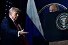 To statsledere står ved podier foran amerikansk og russisk flagg under pressekonferanse.