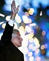 Den meksikanske presidentkandidaten Andres Manuel Lopez Obrador vinker til sine tilhengere under avslutningen på valgkampen i Azteca stadion i Mexico by, 27. juni 2018. Scanpix/Reuters.