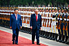 To statsledere går på rød løper foran kinesisk æresgarde i Beijing.