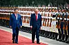 To statsledere går på rød løper foran kinesisk æresgarde i Beijing.