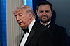 Donald Trump i smoking foran en søyle, med JD Vance stående bak ham i presserommet.
