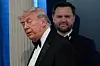 Donald Trump i smoking foran en søyle, med JD Vance stående bak ham i presserommet.