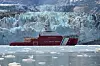 Rødt U.S. Coast Guard-skip passerer isbre omgitt av isflak