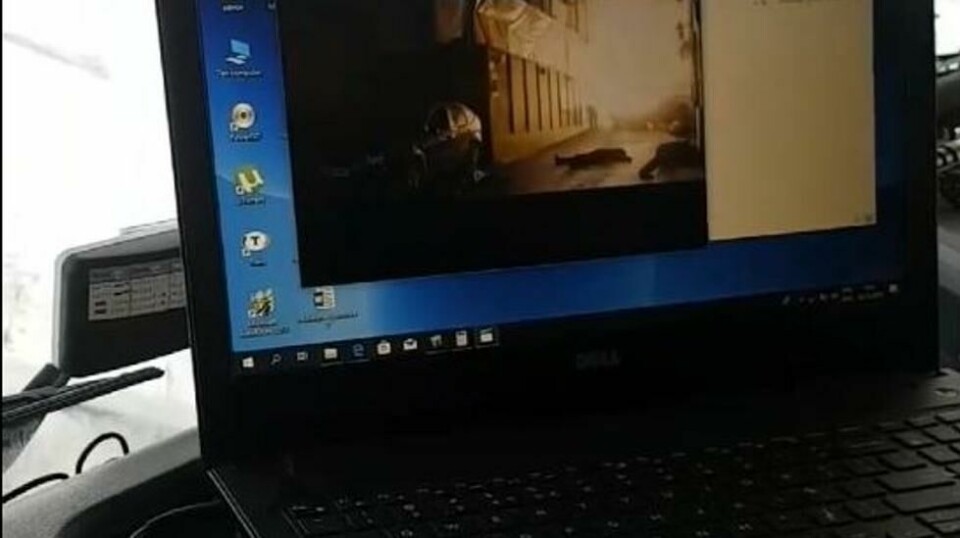 Sjåføren av vogntoget «fulgte litt med på veien» på glatta i Orkanger. Han fulgte også litt med på en spennende film. Foto: Statens vegvesen på Twitter.