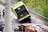 Grønn buss kraftig skjev etter ulykke, omgitt av nødetater på Mosseveien.