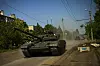 Ukrainsk stridsvogn på støvete landevei i Donetsk-regionen i Ukraina.