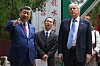 Donald Trump og Xi Jinping står ute i hageområdet ved Zhongnanhai i Beijing.