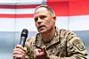 Generalmajor Christopher LaNeve i amerikansk uniform holder en mikrofon under pressebriefing i Polen.