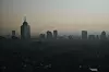 Smog dekker silhuetten av høye bygninger i Mexico City ved morgengry.
