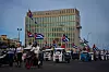 Elektriske kjøretøy med cubanske flagg passerer USAs ambassade under ungdomsmarsj i Havana.