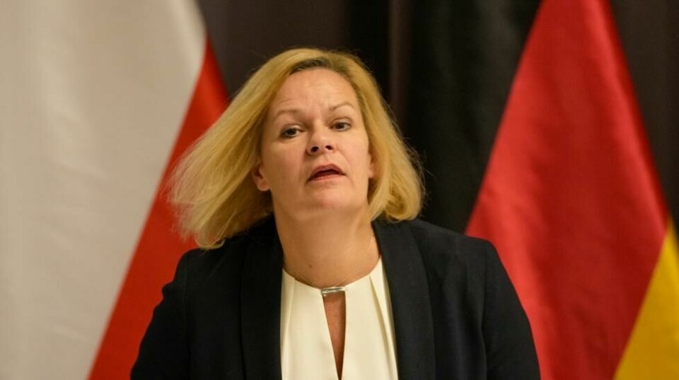 Tysklands innenriksminister Nancy Faeser varsler skjerpede knivlover og vil ta støtten fra migranter som venter på deportasjon. Foto: AP / NTB