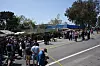 Folkemengde står bak politisperringer ved en vei nær Islamic Center of San Diego.