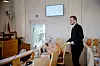Jens-Frederik Nielsen står ved pultene i plenumssalen til Inatsisartut i Nuuk.
