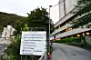 Uteområde med skilt og bygninger ved Haukeland universitetssjukehus i Bergen.