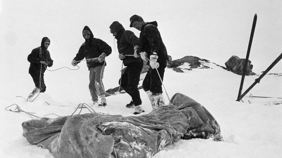 Jotunheimen, mars 1967: 16 mennesker omkom i det forrykende uværet denne påsken. Letemannskapene hadde en tung og vanskelig jobb med å få de omkomne ned fra fjellet. Men noen hadde marginene på sin side, og overlevde dødskampen i høyfjellet.